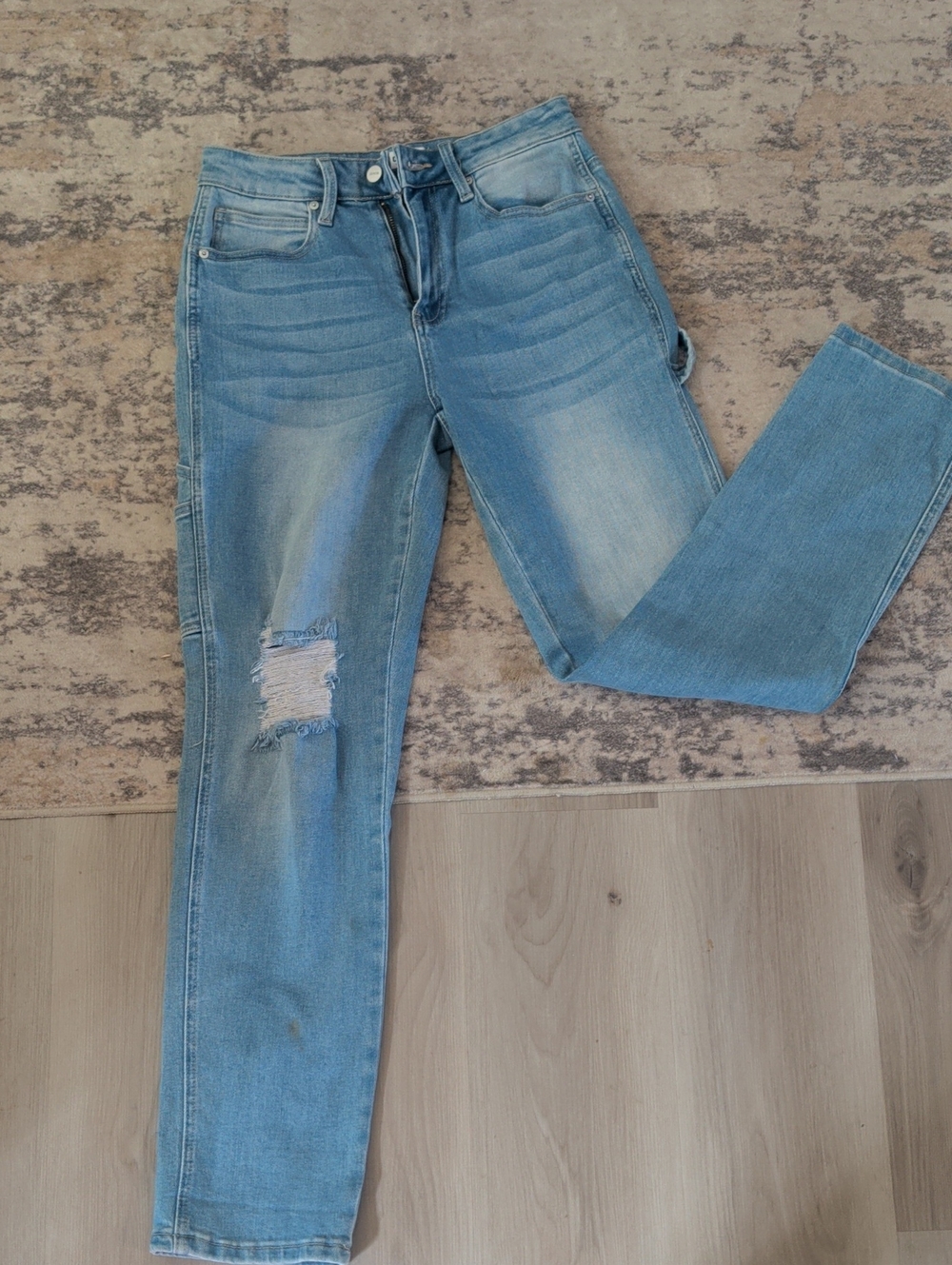 Light Wash Women's Boyfriend Jeans with Distressed Knee